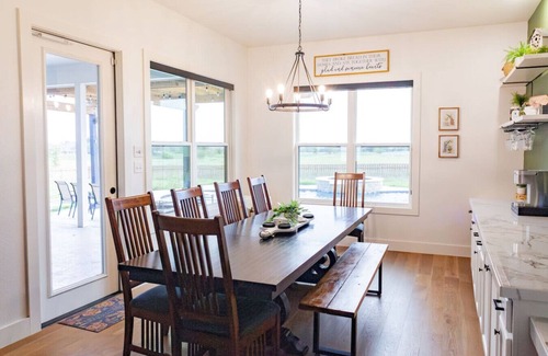 McLennan County Apartment | Spa 2 LR Stocked Kitchen Near Baylor 5 Acres
