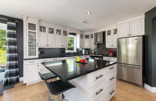 Petite-Riviere-Saint-Francois Ski Chalet | Spacieux chalet 4CH - Salon, billard, foyer et VUE