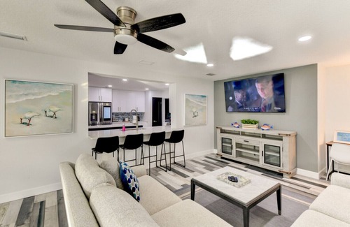 Palma Sola Apartment | Spa+Pool+Yard Games+2 Master+Upscale Area+Spacious