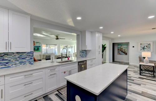 Palma Sola Apartment | Spa+Pool+Yard Games+2 Master+Upscale Area+Spacious