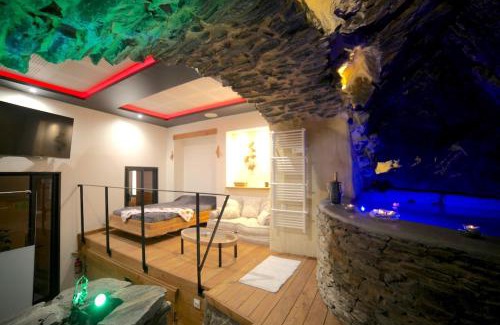Collioure Apartment | Spa Troglodyte avec Cour, à 20m des Plages, LoveRoom avec Jacuzzi 'Le Ginkgo'