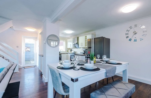 Salford House | *Space Near The City* Driveway Parking, Pool Table, PS4, Sleep up to 8