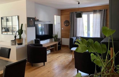 Saint-Sebastien-sur-Loire House | Spacious Residence With Garden And Gym