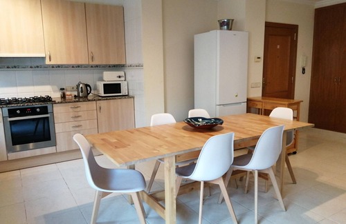 Roses Town Center Apartment | Spacieux Appart à 200m de la Plage de Roses - Terrasse BBQ, Parking Gratuit, 8 pers