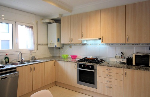 Roses Town Center Apartment | Spacieux Appart à 200m de la Plage de Roses - Terrasse BBQ, Parking Gratuit, 8 pers