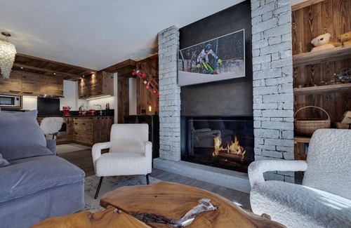 Val-d'Isere Apartment | Spacieux Apt 3 Chambres avec Cheminée, Balcon et Parking à Val d'Isère