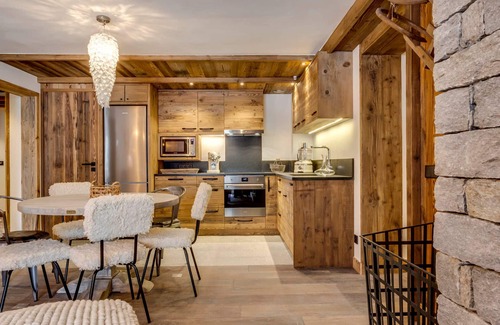 Val-d'Isere Apartment | Spacieux Apt 3 Chambres avec Cheminée, Balcon et Parking à Val d'Isère