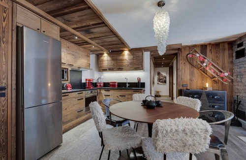 Val-d'Isere Apartment | Spacieux Apt 3 Chambres avec Cheminée, Balcon et Parking à Val d'Isère