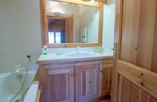 Meribel Centre Apartment | Spacieux Duplex en Centre Station avec Balcon et Wi-Fi - FR-1-688-35