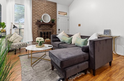 George Bush Park/Eldridge Condo | Spacious 1 bed 1 1/2 Bath With A Large Study that sleeps for 5
