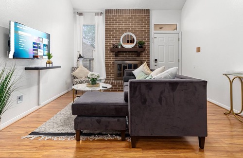George Bush Park/Eldridge Condo | Spacious 1 bed 1 1/2 Bath With A Large Study that sleeps for 5
