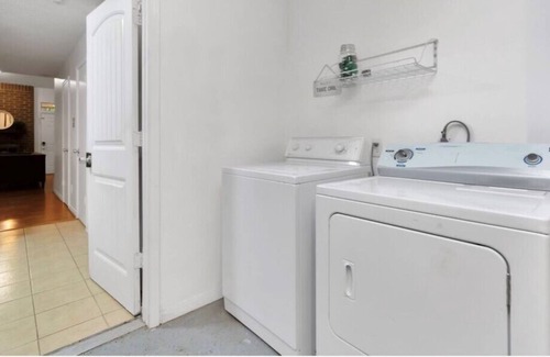 George Bush Park/Eldridge Condo | Spacious 1 bed 1 1/2 Bath With A Large Study that sleeps for 5