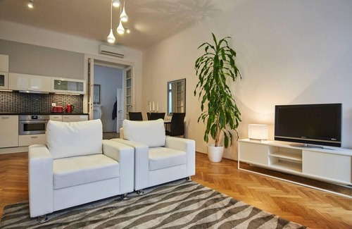 Terezvaros Apartment | Spacious 1 Bed Basilica Apartment - with balcony