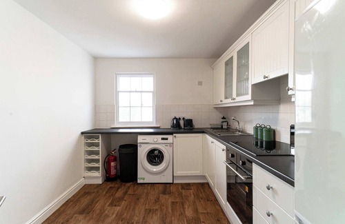 Whitehaven Apartment | Spacious 1 Bed Harbour-side Apartment with Balcony