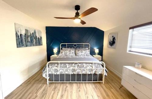 Yorktown House | Spacious 1 bedroom less than 1 mile to Beach & DT