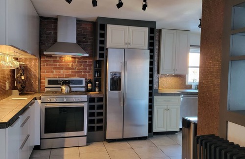 Friendship Apartment | Spacious 1-Bedroom Apartment In Pittsburgh (B1)