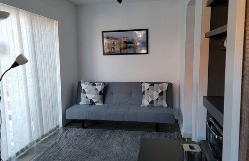 Friendship Apartment | Spacious 1-Bedroom Apartment In Pittsburgh (B1)