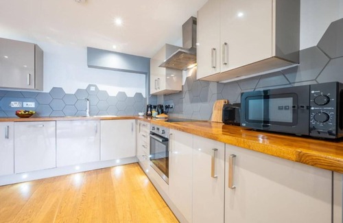Riverside Apartment | Spacious 1-Bedroom Pontcanna Getaway