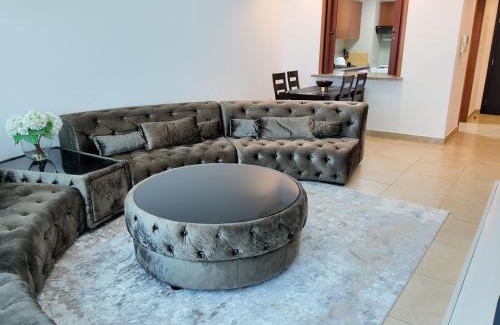Trade Centre 1 Apartment | Spacious 1 Bedroom Plus Hall in Mag218