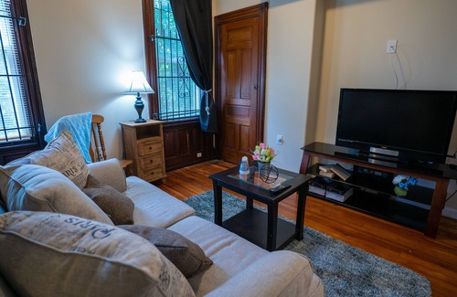 North Philadelphia Apartment | Spacious 1 BR, 2bath located 2 blocks from Temple Hospital