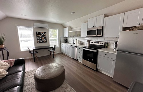 Hough Apartment | Spacious 1bd/1bt downtown apartment next to the park