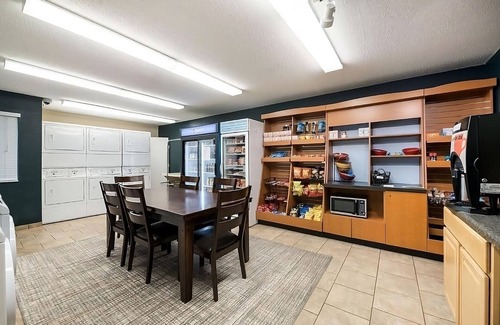 Newport News Hotel | Spacious 1BR Suite | 2 Queens & Kitchen | Parking Included