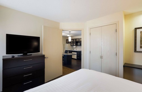 Newport News Hotel | Spacious 1BR Suite | 2 Queens & Kitchen | Parking Included