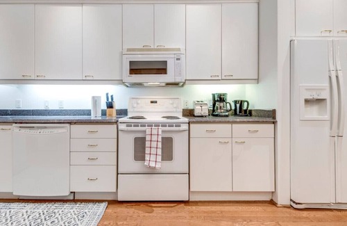 Bloor-Yorkville Apartment | Spacious 1BR w/King Bed and Amazing Terrace!