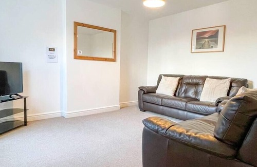 Crewe Apartment | Spacious 2-bed Apartment in Crewe | Ideal for Business | FREE Parking - Sleeps 3