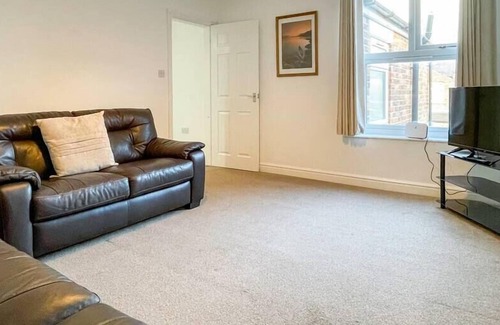 Crewe Apartment | Spacious 2-bed Apartment in Crewe | Ideal for Business | FREE Parking - Sleeps 3