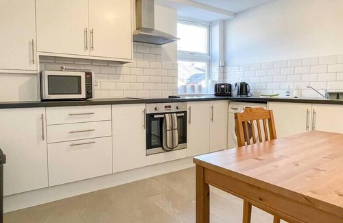 Crewe Apartment | Spacious 2-bed Apartment in Crewe | Ideal for Business | FREE Parking - Sleeps 3