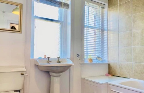 Perth Apartment | Spacious 2 bed flat with a fireplace and a garden