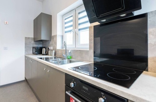 Peterborough Apartment | Spacious 2 bed, Netflix, Parking