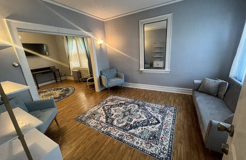 Upper Roseville Apartment | Spacious 2 bedroom , 1 bath - 3 beds , comfortably sleeps 4
