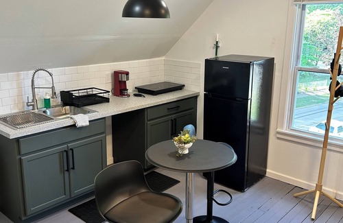 Cleveland Apartment | Spacious 2-bedroom apartment with AC, WiFi in charming Cleveland