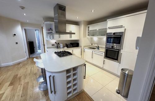 Windsor Apartment | Spacious 2-Bedroom Apartment with Parking in Windsor 4LA