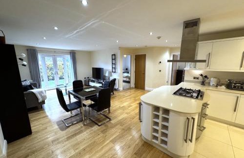Windsor Apartment | Spacious 2-Bedroom Apartment with Parking in Windsor 4LA