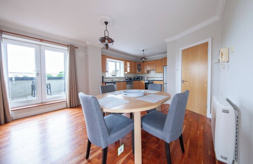 Irishtown Apartment | Spacious 2 bedroom property close to city centre.