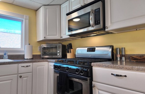 Concord Apartment | Spacious 2-bedroom Top Unit w/Laundry 5 Mins to Downtown Concord