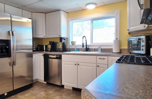 Concord Apartment | Spacious 2-bedroom Top Unit w/Laundry 5 Mins to Downtown Concord