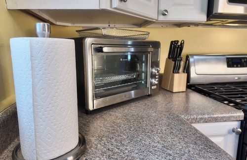 Concord Apartment | Spacious 2-bedroom Top Unit w/Laundry 5 Mins to Downtown Concord