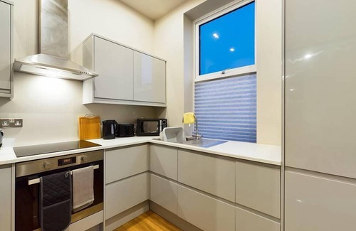 Wallasey Apartment | Spacious 2 Bedroom Waterfront Apartment