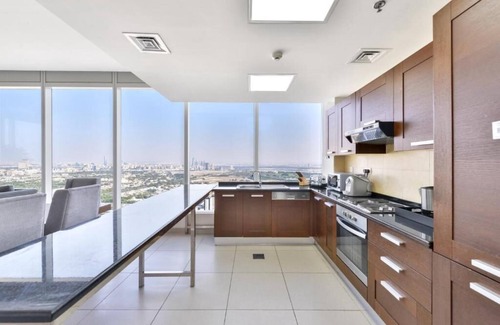 Sheikh Zayed Road Apartment | Spacious 2 Bedroom w/Infinity Pool Near DWTC