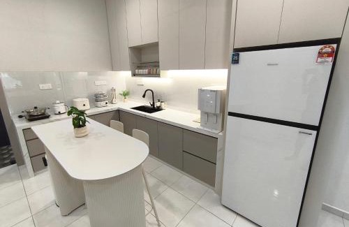 Sungai Petani House | Spacious, 2 Storey Home, Up to 12 Pax, 4 Bedrooms, 4 Bathrooms, 2 Car Park Lots by Star Home