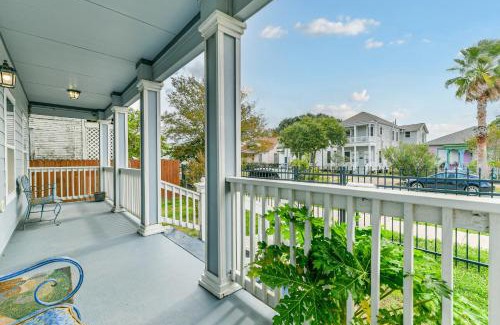 San Jacinto House | Spacious 2-story house nestled just 3 blocks away from the picturesque seawall