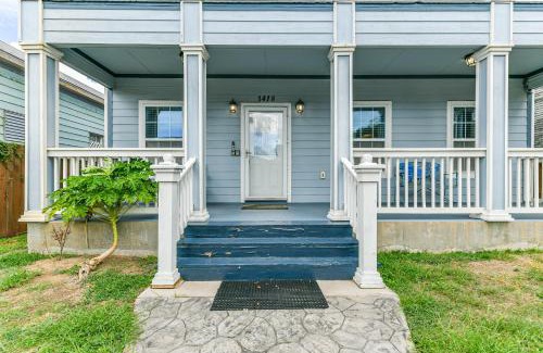 San Jacinto House | Spacious 2-story house nestled just 3 blocks away from the picturesque seawall