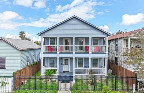 San Jacinto House | Spacious 2-story house nestled just 3 blocks away from the picturesque seawall