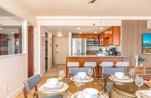 Waikiki Hotel | Spacious 2 Units Retreat at the Ilikai Hotel – Accommodates 10 Guests