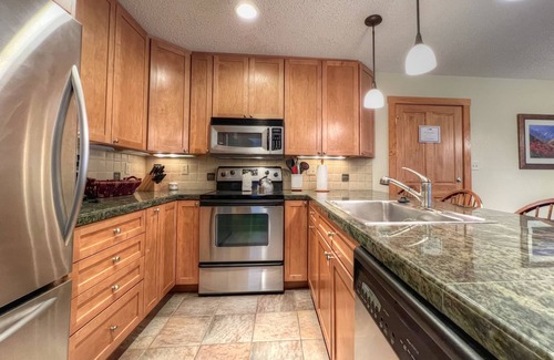 Crested Mountain Village Condo | Spacious 2 bedroom, Close Walk to the Base Area, Outdoor Hot Tub, Sleeps 6