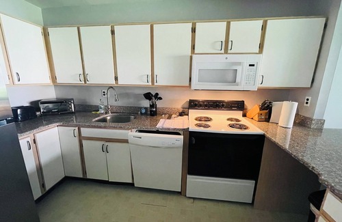 Elkins Park Apartment | Spacious 2BR/2BA First‑Floor Condo